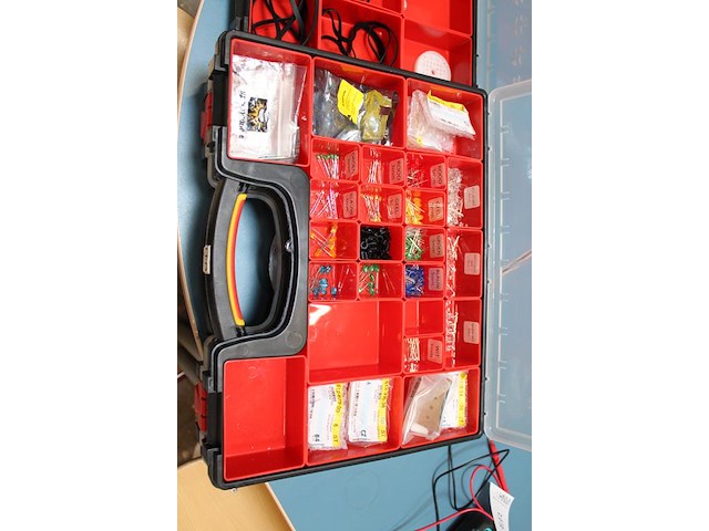 Drie organisers met o.a. weerstanden, ledlampjes, adereindhulsjes, tandwielen en kabelschoenen. - afbeelding 5 van  5