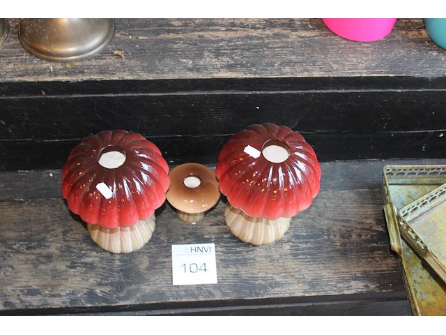 Drie paddenstoel vaasjes o.a. hoogte 20 cm. - afbeelding 1 van  2