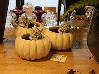 Drie pompoenpotjes met engel. - afbeelding 1 van  2