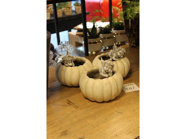 Drie pompoenpotjes met engel. - afbeelding 2 van  2