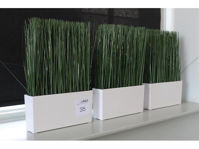 Drie potten met kunstgras. afmeting per pot 27 x 6,5 x 43 cm. - afbeelding 1 van  2