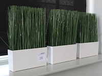 Drie potten met kunstgras. afmeting per pot 27 x 6,5 x 43 cm.