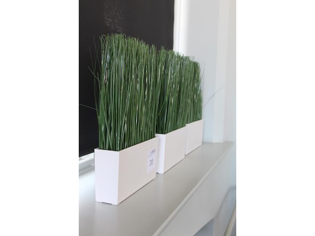 Drie potten met kunstgras. afmeting per pot 27 x 6,5 x 43 cm. - afbeelding 2 van  2