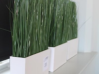 Drie potten met kunstgras. afmeting per pot 27 x 6,5 x 43 cm. - afbeelding 2 van  2