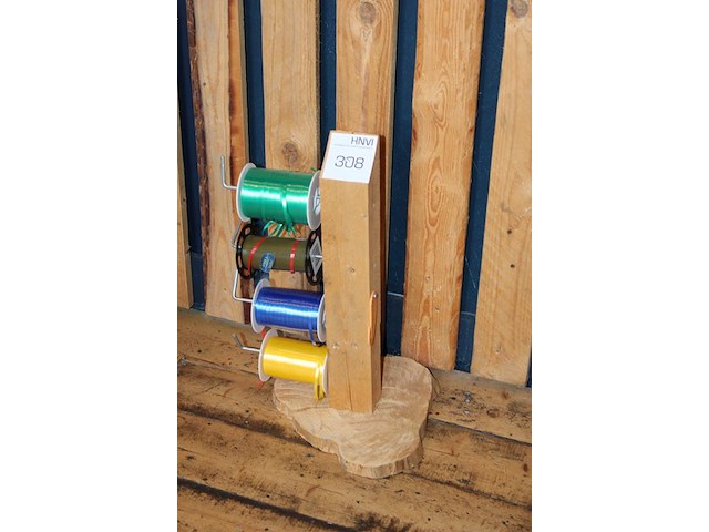 Drie rollen lint aan houten statief. - afbeelding 2 van  2