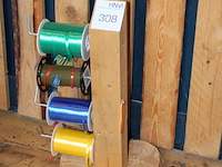 Drie rollen lint aan houten statief. - afbeelding 2 van  2