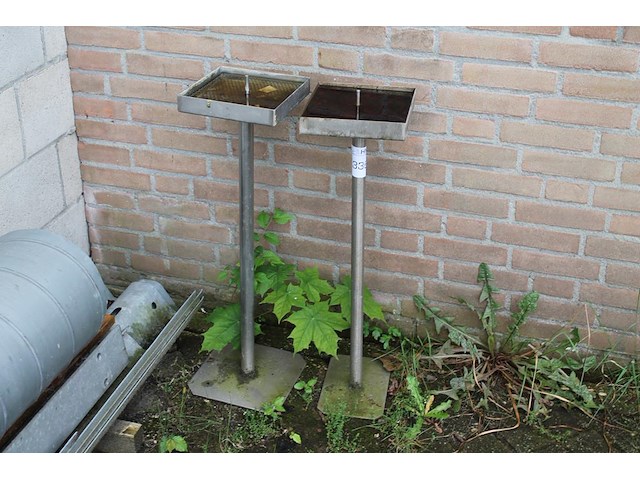 Drie rvs asbakken hoogte 77 cm. - afbeelding 1 van  2