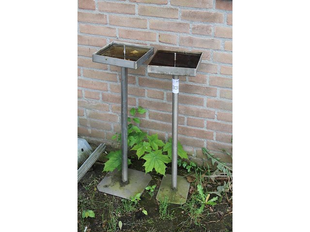 Drie rvs asbakken hoogte 77 cm. - afbeelding 2 van  2