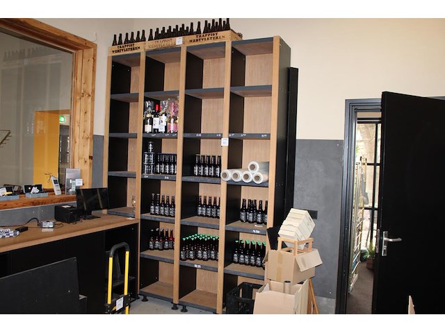 Drie showkasten w.o. 2x afmeting 198 x 40 x 270 cm. deze kasten bestaan uit losse segmenten met breedte 39 ... - afbeelding 1 van  2