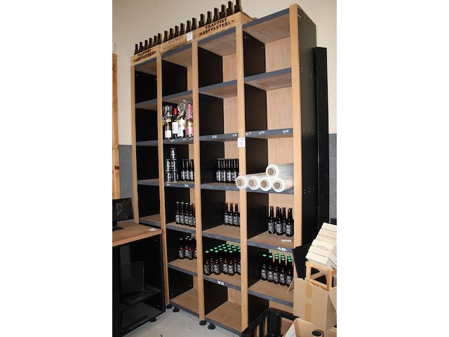 Drie showkasten w.o. 2x afmeting 198 x 40 x 270 cm. deze kasten bestaan uit losse segmenten met breedte 39 ... - afbeelding 2 van  2