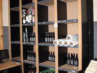 Drie showkasten w.o. 2x afmeting 198 x 40 x 270 cm. deze kasten bestaan uit losse segmenten met breedte 39 ... - afbeelding 2 van  2