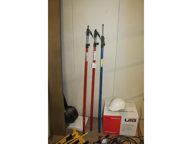 Drie snelsteunen. - afbeelding 2 van  2