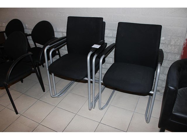 Drie stapelbare lederstoelen zwart gestoffeerd. - afbeelding 1 van  2