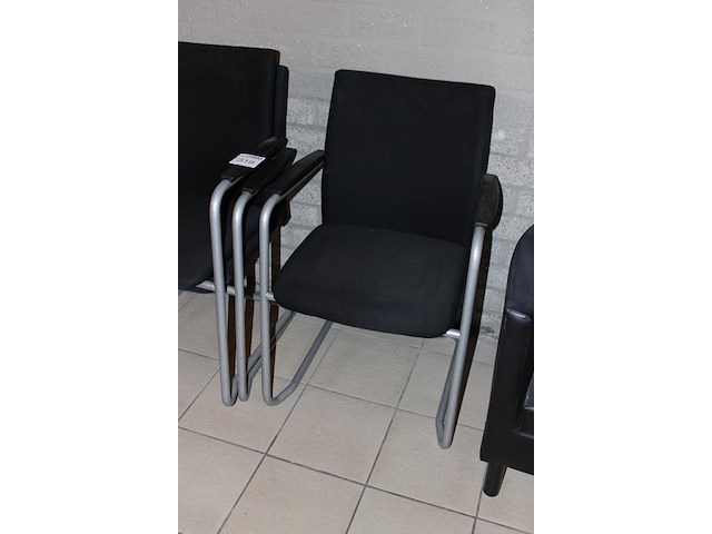 Drie stapelbare lederstoelen zwart gestoffeerd. - afbeelding 2 van  2