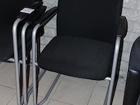 Drie stapelbare lederstoelen zwart gestoffeerd. - afbeelding 2 van  2