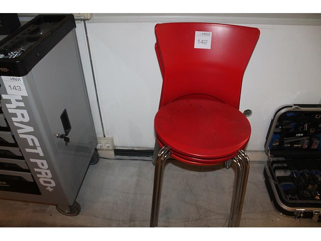 Drie stapelbare stoelen. - afbeelding 1 van  2