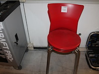 Drie stapelbare stoelen. - afbeelding 1 van  2
