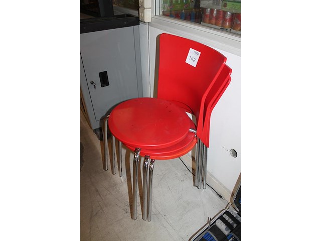 Drie stapelbare stoelen. - afbeelding 2 van  2