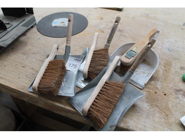 Drie stoffers en blikken. - afbeelding 1 van  1