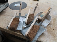 Drie stoffers en blikken. - afbeelding 1 van  1