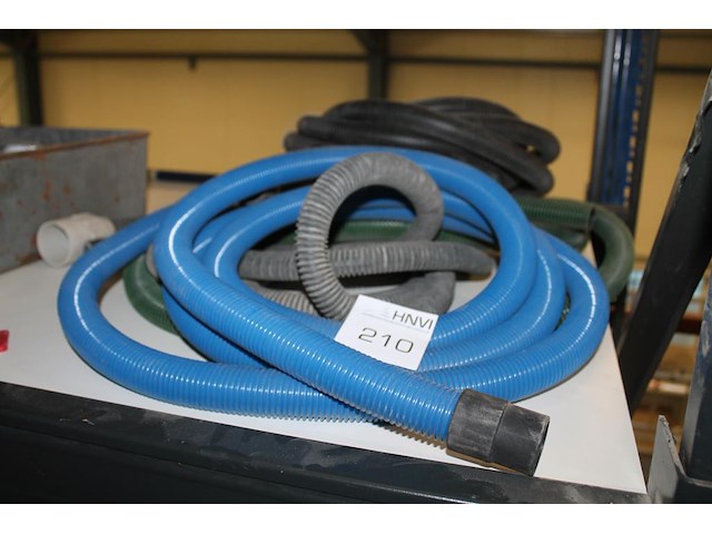 Drie stofzuigerslangen in diverse maten en uitvoeringen. - afbeelding 1 van  2