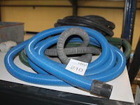 Drie stofzuigerslangen in diverse maten en uitvoeringen. - afbeelding 1 van  2