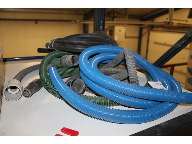 Drie stofzuigerslangen in diverse maten en uitvoeringen. - afbeelding 2 van  2
