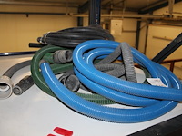 Drie stofzuigerslangen in diverse maten en uitvoeringen. - afbeelding 2 van  2