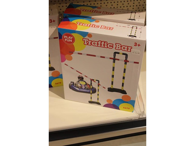 Drie traffic bars en een traffic sign. - afbeelding 2 van  3