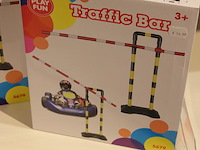 Drie traffic bars en een traffic sign. - afbeelding 2 van  3