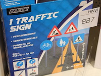 Drie traffic bars en een traffic sign. - afbeelding 3 van  3