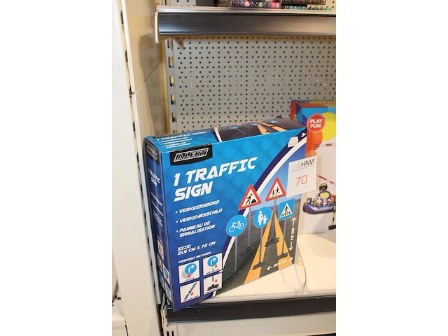 Drie traffic bars en een traffic sign. - afbeelding 2 van  3