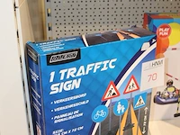 Drie traffic bars en een traffic sign. - afbeelding 2 van  3