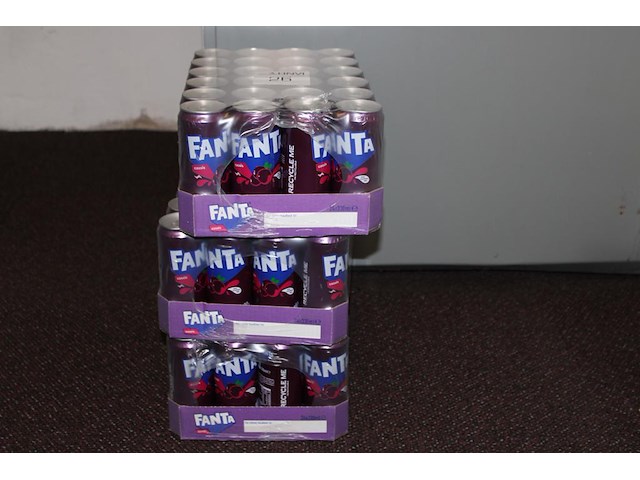 Drie trays met fanta cassis. tht 2-2027. - afbeelding 1 van  2
