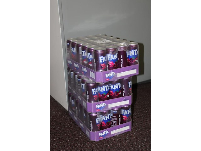 Drie trays met fanta cassis. tht 2-2027. - afbeelding 2 van  2