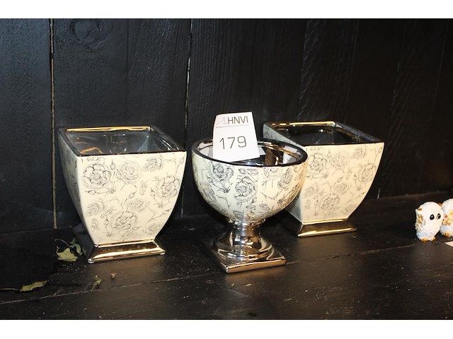 Drie vazen met chromen accenten. - afbeelding 1 van  2