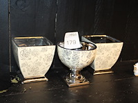 Drie vazen met chromen accenten. - afbeelding 1 van  2