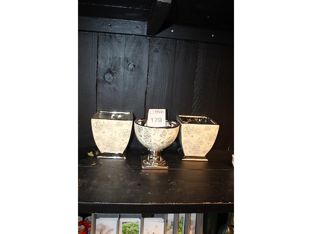 Drie vazen met chromen accenten. - afbeelding 2 van  2