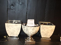 Drie vazen met chromen accenten. - afbeelding 2 van  2