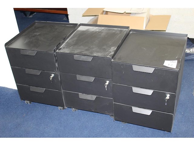 Drie verrijdbare ladekasten met 3 laden. afmeting 40 x 44 x 54 cm. - afbeelding 1 van  2