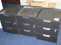 Drie verrijdbare ladekasten met 3 laden. afmeting 40 x 44 x 54 cm.