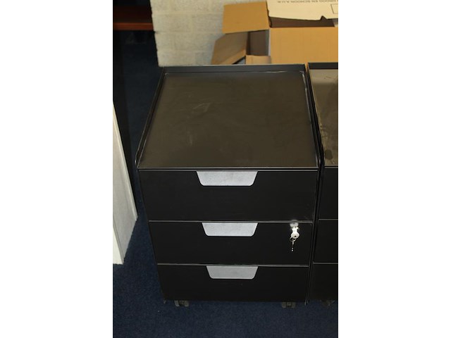 Drie verrijdbare ladekasten met 3 laden. afmeting 40 x 44 x 54 cm. - afbeelding 2 van  2