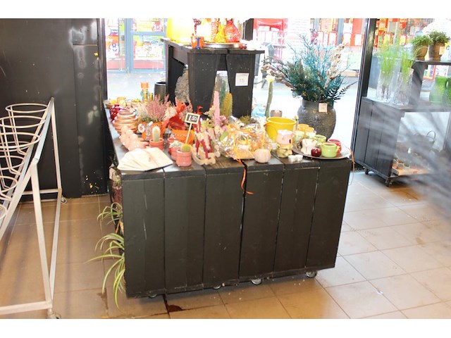 Drie verrijdbare showtafels met twee opzetstukken. afmeting 180 x 78 cm. excl. producten op en in tafels. o... - afbeelding 1 van  3