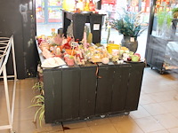 Drie verrijdbare showtafels met twee opzetstukken. afmeting 180 x 78 cm. excl. producten op en in tafels. o... - afbeelding 1 van  3