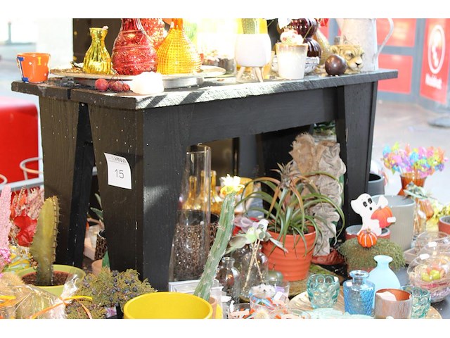 Drie verrijdbare showtafels met twee opzetstukken. afmeting 180 x 78 cm. excl. producten op en in tafels. o... - afbeelding 2 van  3