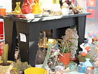 Drie verrijdbare showtafels met twee opzetstukken. afmeting 180 x 78 cm. excl. producten op en in tafels. o... - afbeelding 2 van  3