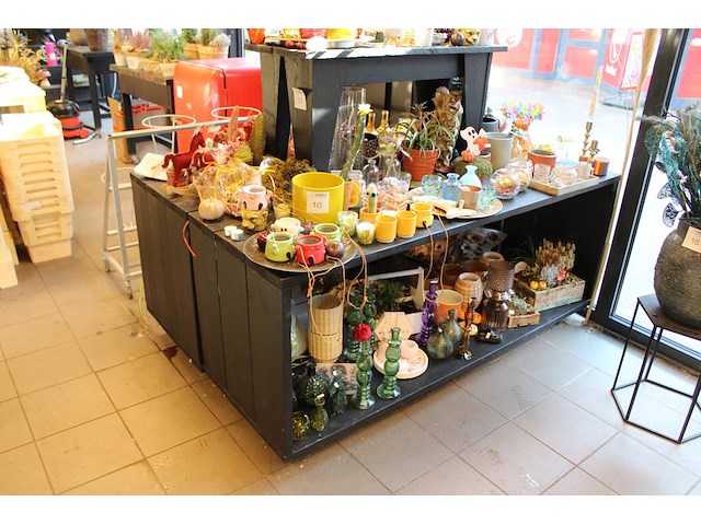 Drie verrijdbare showtafels met twee opzetstukken. afmeting 180 x 78 cm. excl. producten op en in tafels. o... - afbeelding 3 van  3