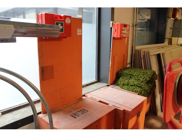 Drie verrijdbare werkkisten waarvan twee met achterwand. afm. 70 x 50 x 64 cm. - afbeelding 1 van  3