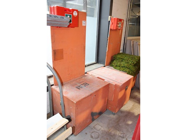 Drie verrijdbare werkkisten waarvan twee met achterwand. afm. 70 x 50 x 64 cm. - afbeelding 2 van  3