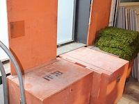 Drie verrijdbare werkkisten waarvan twee met achterwand. afm. 70 x 50 x 64 cm. - afbeelding 2 van  3